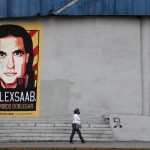 Una mujer pasa frente a un cartel y mensajes de apoyo al empresario colombo-venezolano Alex Saab, en Caracas (Venezuela). Imagen de archivo. EFE/ Miguel Gutiérrez