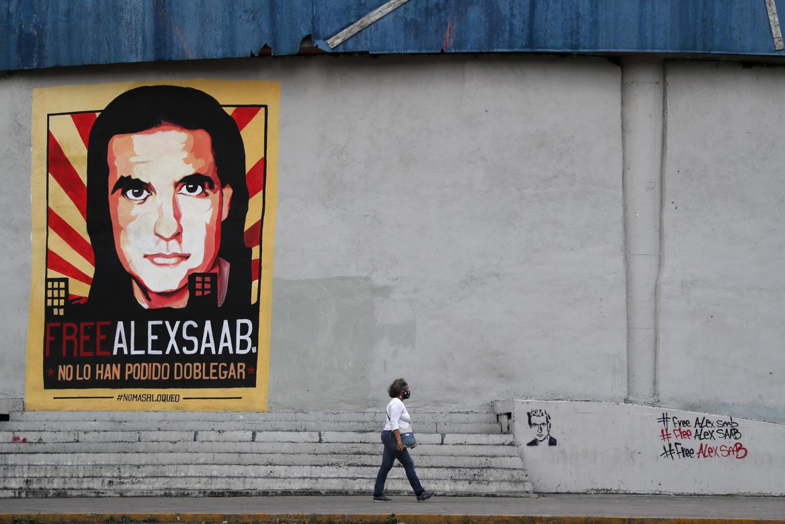 Una mujer pasa frente a un cartel y mensajes de apoyo al empresario colombo-venezolano Alex Saab, en Caracas (Venezuela). Imagen de archivo. EFE/ Miguel Gutiérrez