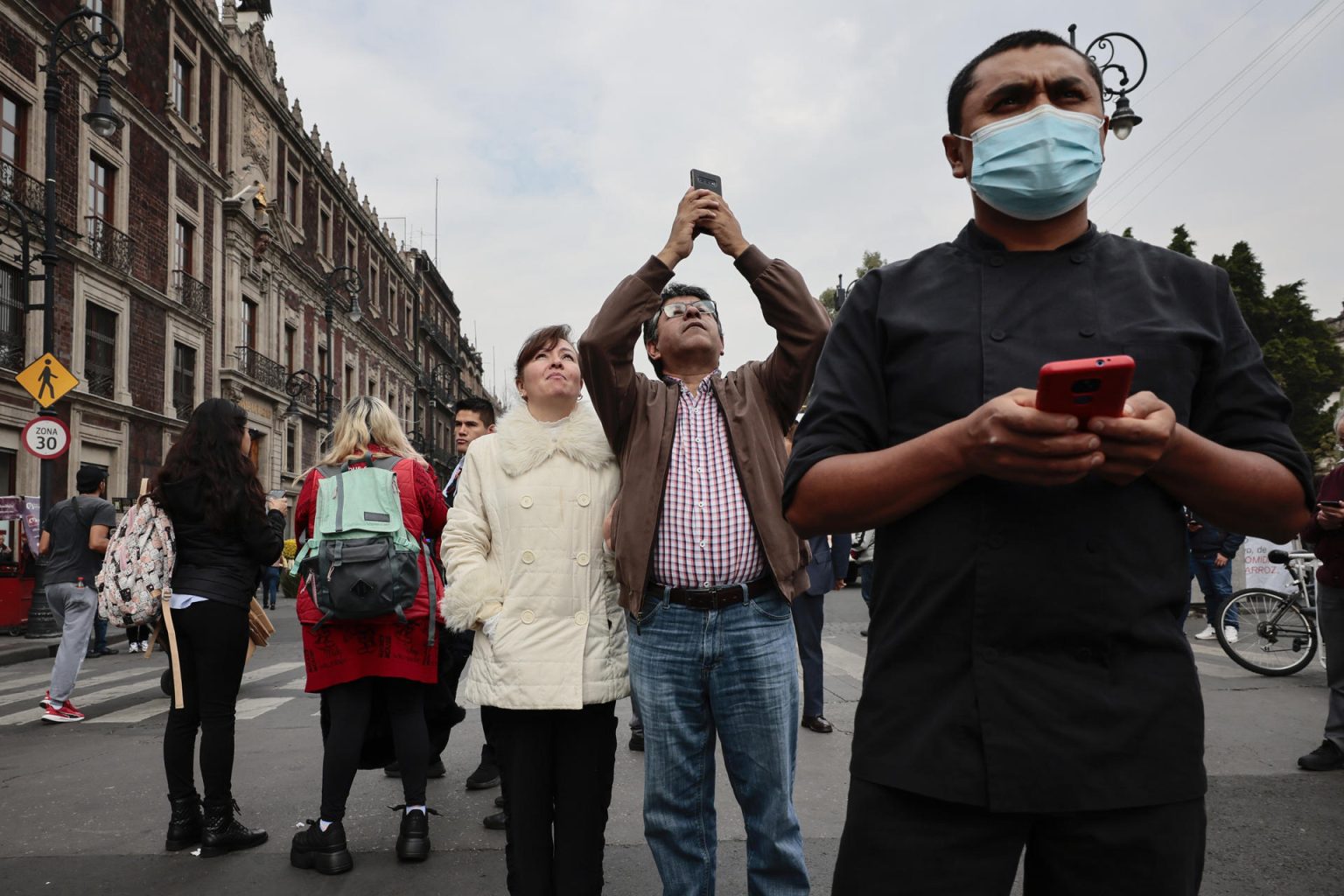 Personas permanecen fuera de sus hogares después de escuchar la alerta sísmica hoy, en la Ciudad de México (México). EFE/José Méndez