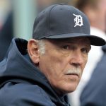 Fotografía de archivo en la que se registró a Jim Leyland, al dirigir a los Tigres de Detroit, durante un partido de la MLB, en el estadio Comerica Park, en Detroit (Michigan, EE.UU.). Leyland, quien dirigió durante 22 temporadas a los Piratas de Pittsburgh, a los Marlins de la Florida, a los Rockies de Colorado y a los Tigres de Detroit, fue escogido para formar parte de la clase 2024 que ingresará al Salón de la Fama de las Grandes Ligas del béisbol estadounidense. EFE/Jeff Kowalsky