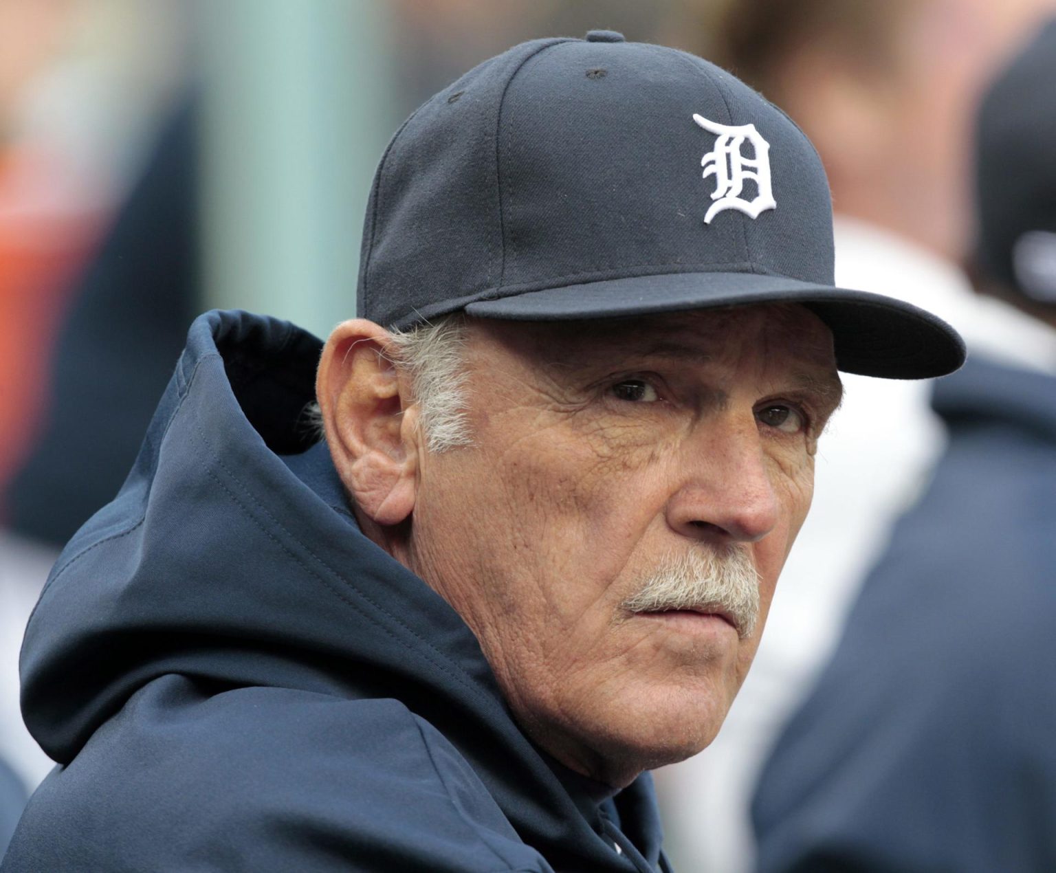 Fotografía de archivo en la que se registró a Jim Leyland, al dirigir a los Tigres de Detroit, durante un partido de la MLB, en el estadio Comerica Park, en Detroit (Michigan, EE.UU.). Leyland, quien dirigió durante 22 temporadas a los Piratas de Pittsburgh, a los Marlins de la Florida, a los Rockies de Colorado y a los Tigres de Detroit, fue escogido para formar parte de la clase 2024 que ingresará al Salón de la Fama de las Grandes Ligas del béisbol estadounidense. EFE/Jeff Kowalsky