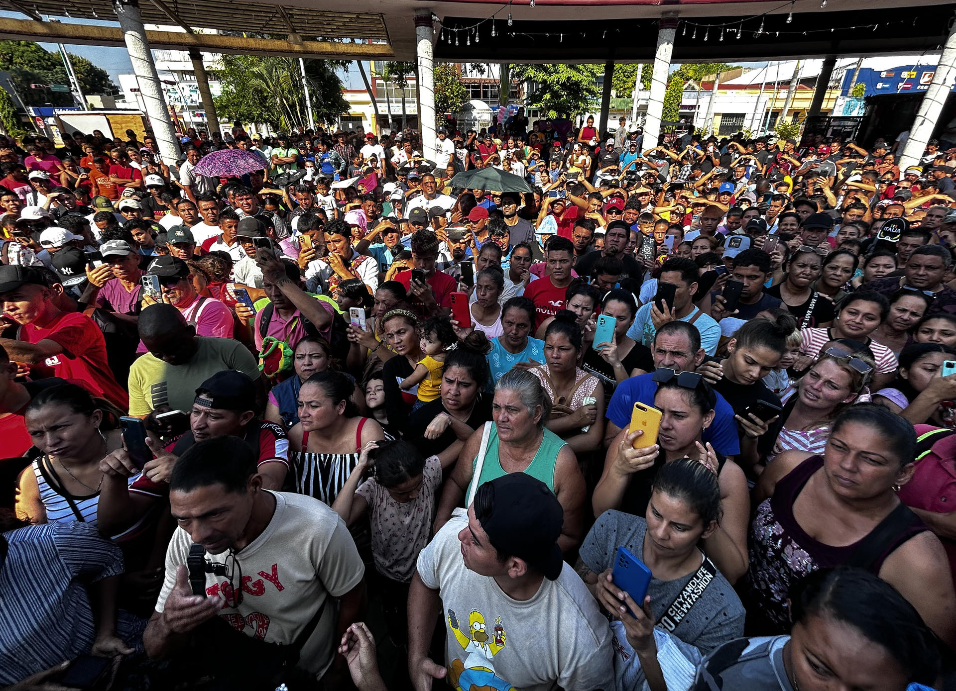 Migrantes reciben instrucciones de autoridades migratorias mexicanas, para recibir amparos hoy en la ciudad de Tapachula en Chiapas (México). EFE/Juan Manuel Blanco
