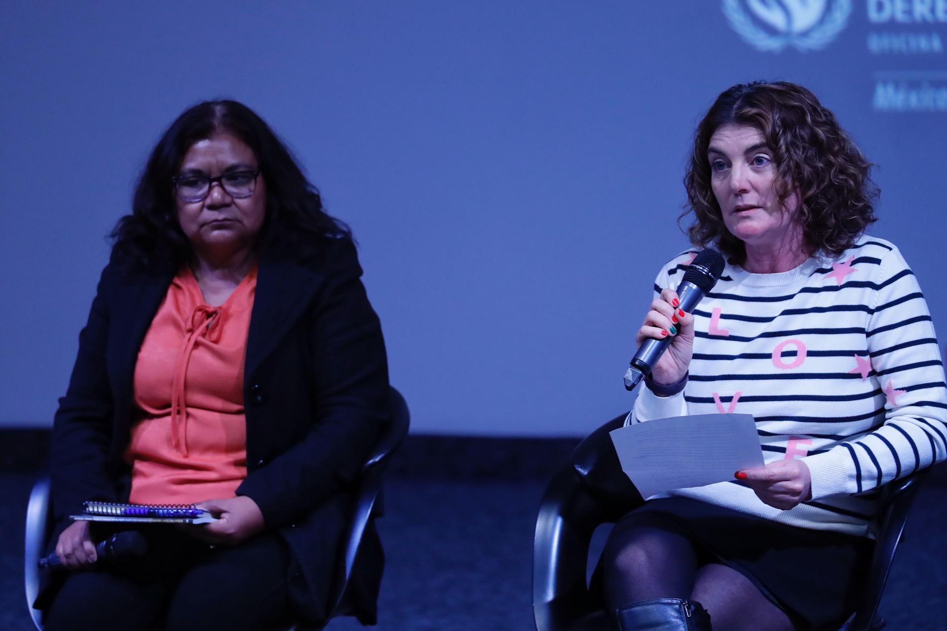 La periodista Camelia Muñoz (i) y la embajadora adjunta de la embajada británica en México, Rachel Brazier (d), durante su participación hoy en la presentación del informe "Buenas prácticas y desafíos en la investigación de delitos cometidos contra personas defensoras de derechos humanos y periodistas en la Ciudad de México (México). EFE/Sáshenka Gutiérrez
