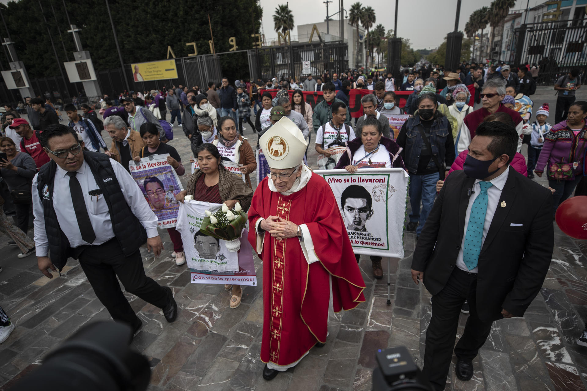 Familiares y amigos de los 43 estudiantes desaparecidos de Ayotzinapa realizaron una peregrinación a la Basílica de Guadalupe hoy, en la Ciudad de México (México). EFE/Isaac Esquivel
