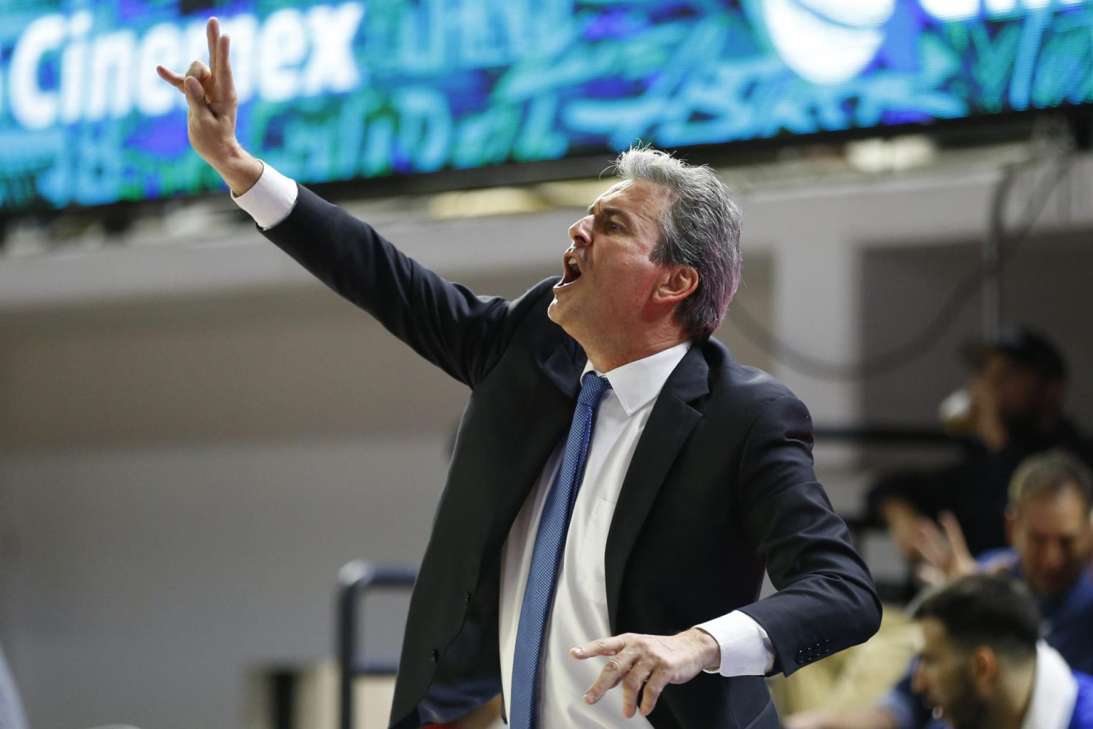 El entrenador de Astros Sergio Valdeolmillos da indicaciones a sus jugadores ante Abejas durante un partido de la final de la Liga Nacional de Baloncesto Profesional (LNBP), disputado en la Arena Astros, en Guadalajara, Jalisco (México). Imagen de archivo. EFE/ Francisco Guasco