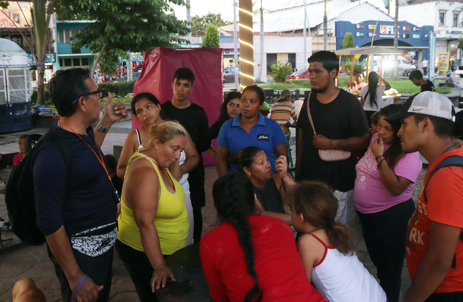 Migrantes permanecen en un parque público a la espera de arreglar su situación migratoria, el 11 de diciembre de 2023, en la Ciudad de Tapachula en el estado de Chiapas (México). EFE/Juan Manuel Blanco
