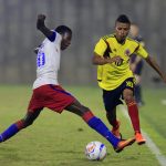 Fotografía de archivo del jugador de Colombia José Enamorado (d) disputando el balón con Danley Jean Jacques de Haití, el 28 de julio de 2018, en los XXIII Juegos Centroamericanos y del Caribe 2018, en Barranquilla (Colombia). EFE/Ricardo Maldonado Rozo