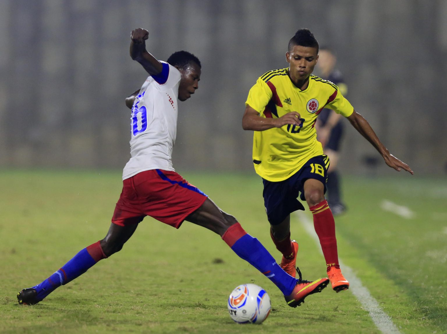 Fotografía de archivo del jugador de Colombia José Enamorado (d) disputando el balón con Danley Jean Jacques de Haití, el 28 de julio de 2018, en los XXIII Juegos Centroamericanos y del Caribe 2018, en Barranquilla (Colombia). EFE/Ricardo Maldonado Rozo