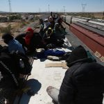 Migrantes viajan sobre el tren conocido como "La Bestia", el 29 de septiembre de 2023, en Ciudad Juárez, Chihuahua (México). Imagen de archivo. EFE/ Luis Torres