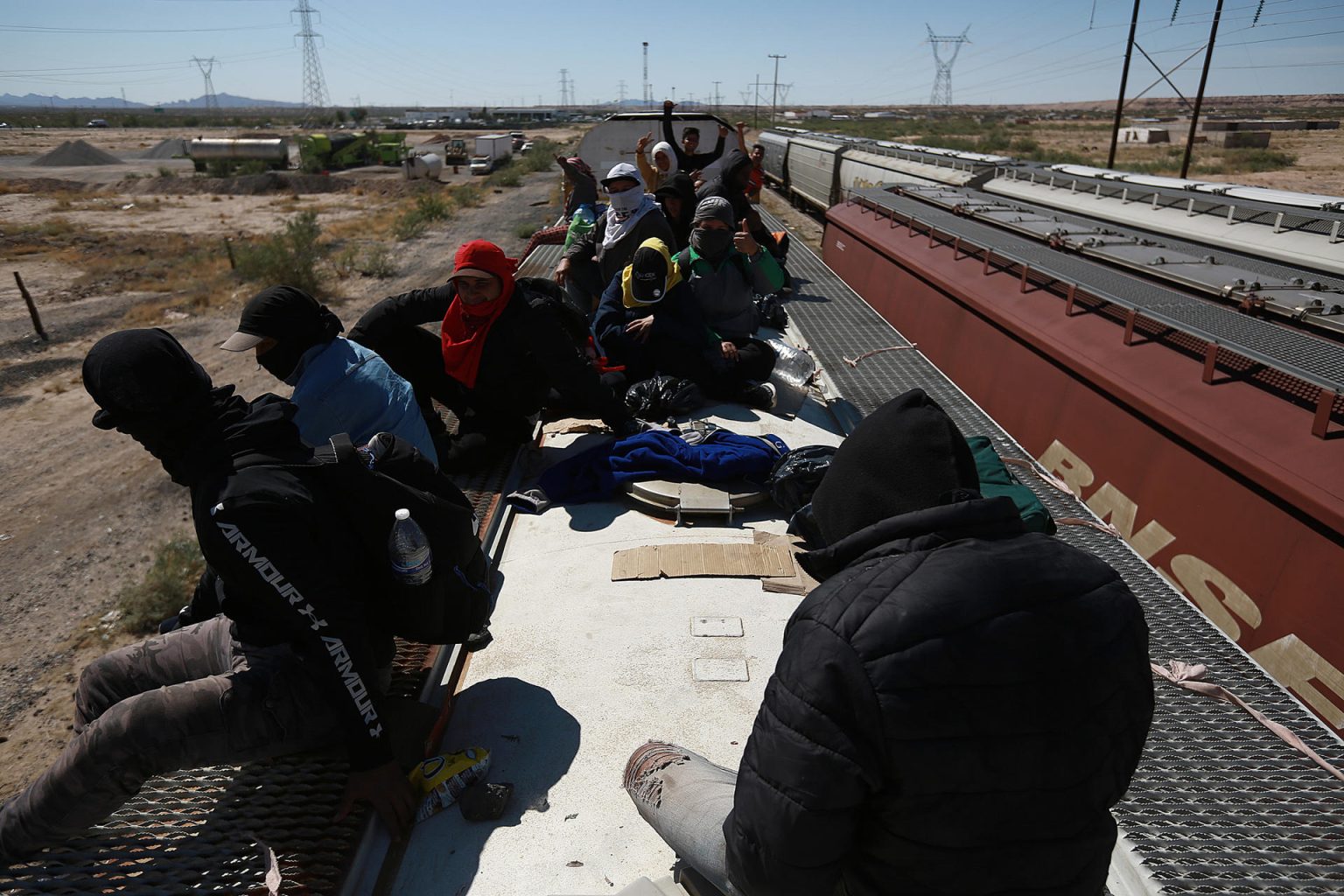 Migrantes viajan sobre el tren conocido como "La Bestia", el 29 de septiembre de 2023, en Ciudad Juárez, Chihuahua (México). Imagen de archivo. EFE/ Luis Torres