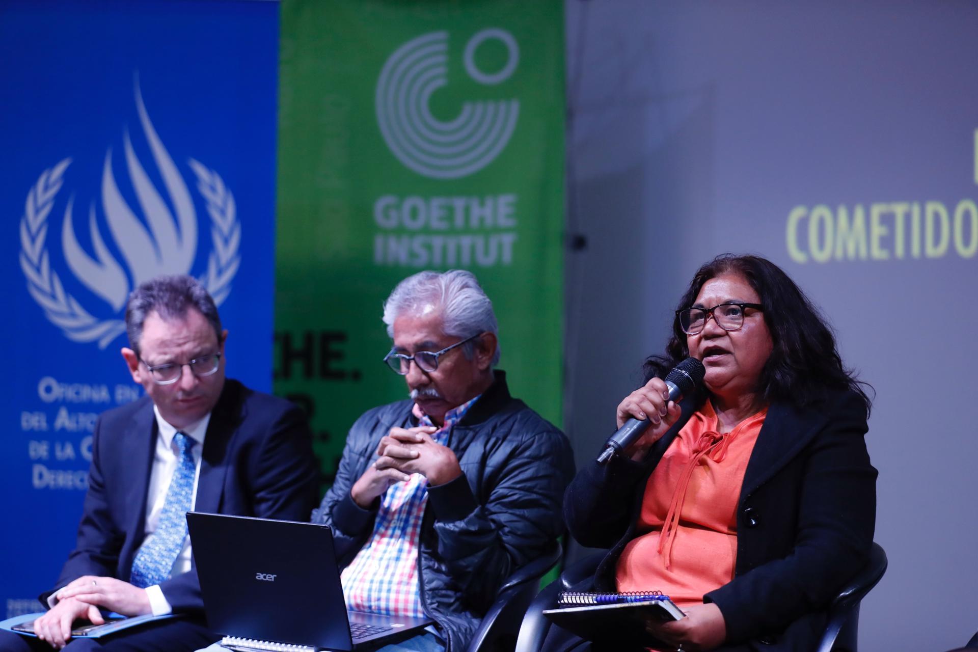 El representante adjunto en México del Alto Comisionado de las Naciones Unidas para los Derechos Humanos, Jesús Peña (i) el director del Tlachinollan Centro de Derechos Humanos de la Montaña, Abel Barrera (c) y la periodista Camelia Muñoz (d), participan hoy en la presentación del informe "Buenas prácticas y desafíos en la investigación de delitos cometidos contra personas defensoras de derechos humanos y periodistas en la Ciudad de México (México). EFE/Sáshenka Gutiérrez
