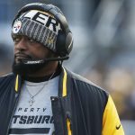 Fotografía de archivo en la que se registró al entrenador de los Steelers de Pittsburgh, Mike Tomlin, durante un partido de la NFL, en el estadio Heinz Field, en Pittsburgh (Pensilvania, EE.UU.). EFE/Jared Wichkerham