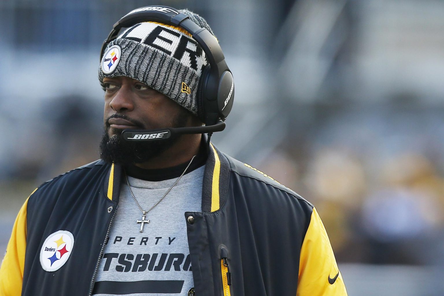 Fotografía de archivo en la que se registró al entrenador de los Steelers de Pittsburgh, Mike Tomlin, durante un partido de la NFL, en el estadio Heinz Field, en Pittsburgh (Pensilvania, EE.UU.). EFE/Jared Wichkerham