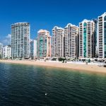 Vista general de una playa con muy poca afluencia de personas debido a la baja ocupación hotelera tras el paso del 'huracán Otis', el 23 de diciembre de 2023, en Acapulco, estado de Guerrero (México). EFE/ David Guzmán