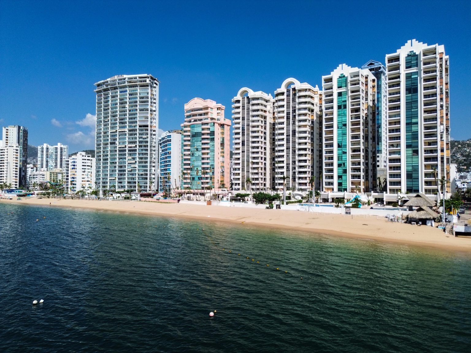 Vista general de una playa con muy poca afluencia de personas debido a la baja ocupación hotelera tras el paso del 'huracán Otis', el 23 de diciembre de 2023, en Acapulco, estado de Guerrero (México). EFE/ David Guzmán