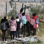 Migrantes pernoctan en las cercanías de la frontera con Estados Unidos en Ciudad Juárez, en el estado de Chihuahua (México). Imagen de archivo. EFE/Luis Torres