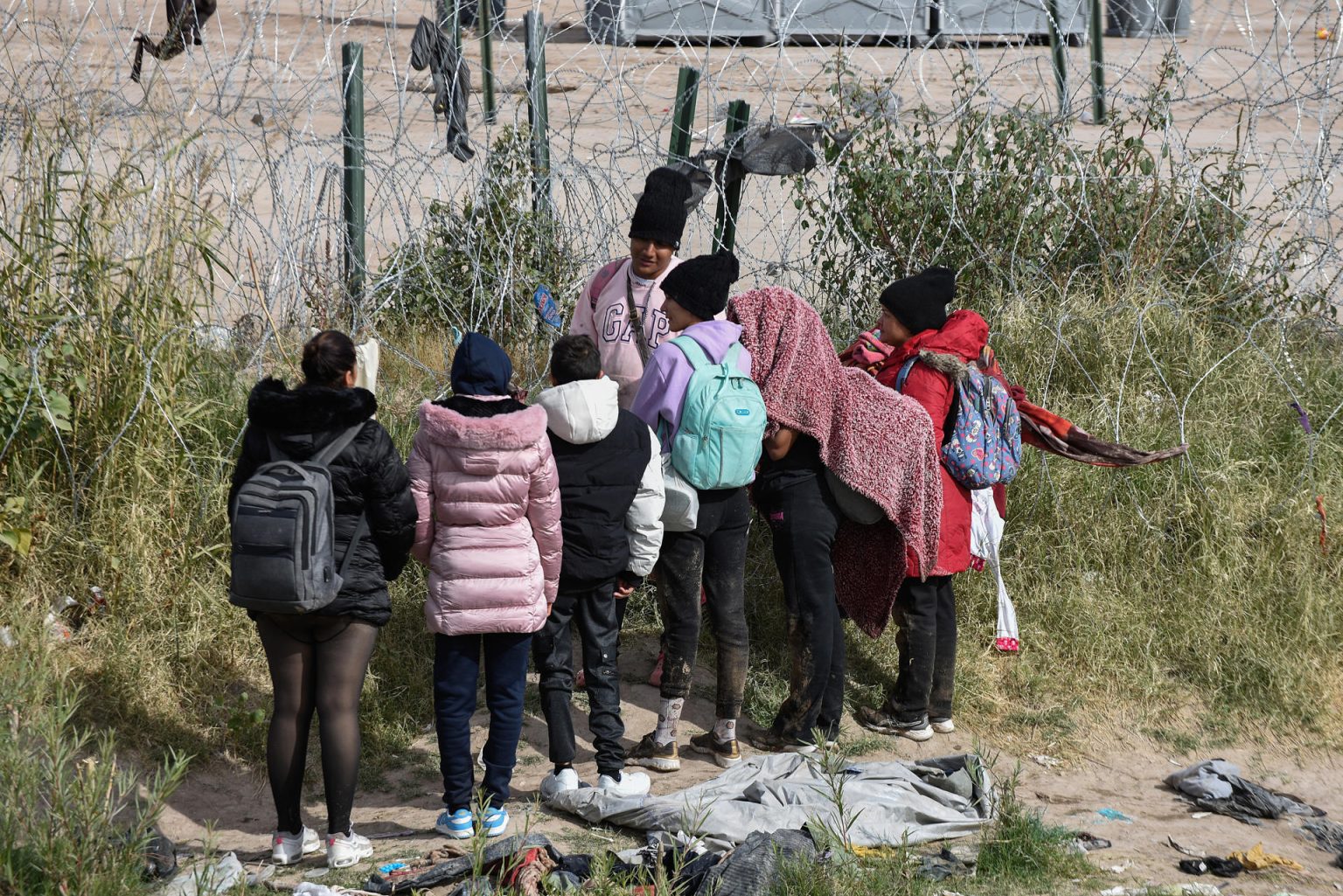 Migrantes pernoctan en las cercanías de la frontera con Estados Unidos en Ciudad Juárez, en el estado de Chihuahua (México). Imagen de archivo. EFE/Luis Torres