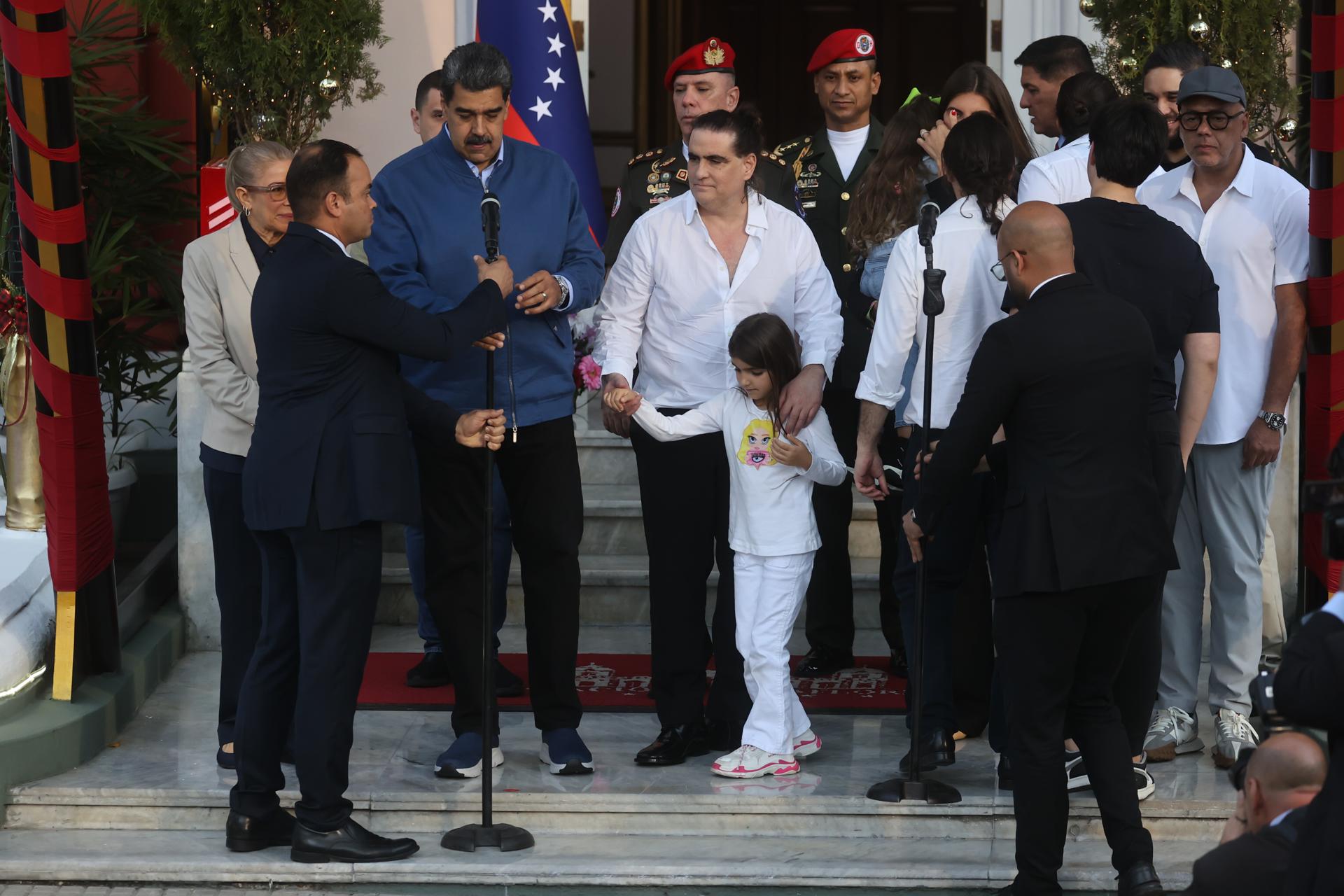 El mandatario de Venezuela, Nicolás Maduro (c-i), recibe hoy en el palacio presidencial de Miraflores, en Caracas (Venezuela), al empresario colombiano Alex Saab (c-d), horas después de ser liberado en Estados Unidos -mediante negociaciones con el Gobierno chavista-, donde estaba acusado por el delito de conspiración para blanqueo de dinero. EFE/Miguel Gutierrez
