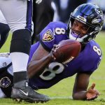 Fotografía de archivo en la que se registró a Lamar Jackson, mariscal de campo de los Ravens de Baltimore, quien sumó 252 yardas y dos envíos de anotación en el triunfo a domicilio de su equipo 19-33 sobre los 49ers de San Francisco en la NFL. EFE/Erik S. Lesser