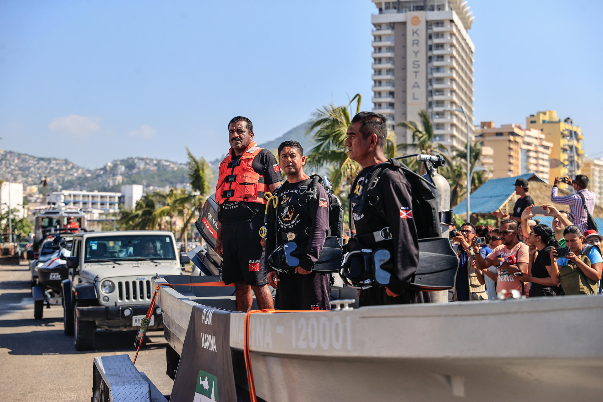 Miembros de las Fuerzas Armadas, Guardia Nacional y Policía estatal participan en el operativo invierno 2023, en las playas de el balneario de Acapulco (México). EFE/ David Guzmán
