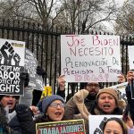 Fotografía cedida por el Centro de Trabajadores Arriba Las Vegas donde aparecen trabajadores y activistas de la Red Nacional de Jornaleros (NDLON) mientras se manifiestan hoy frente a la Casa Blanca en Washington (EEUU). EFE/Centro de Trabajadores Arriba Las Vegas /SOLO USO EDITORIAL /NO VENTAS /SOLO DISPONIBLE PARA ILUSTRAR LA NOTICIA QUE ACOMPAÑA /CRÉDITO OBLIGATORIO