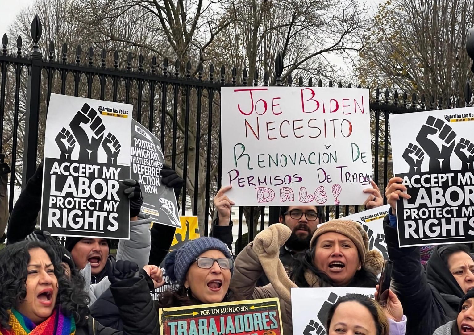 Fotografía cedida por el Centro de Trabajadores Arriba Las Vegas donde aparecen trabajadores y activistas de la Red Nacional de Jornaleros (NDLON) mientras se manifiestan hoy frente a la Casa Blanca en Washington (EEUU). EFE/Centro de Trabajadores Arriba Las Vegas /SOLO USO EDITORIAL /NO VENTAS /SOLO DISPONIBLE PARA ILUSTRAR LA NOTICIA QUE ACOMPAÑA /CRÉDITO OBLIGATORIO