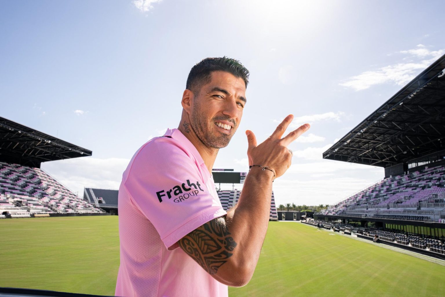 Fotografía cedida hoy por el Inter Miami CF donde aparece el atacante uruguayo Luis Suárez mientras sonríe visitiendo su camiseta número 9 del club de Miami frente al estadio DRV ONK en Fort Lauderdale, Florida (EEUU). EFE/Inter Miami CF