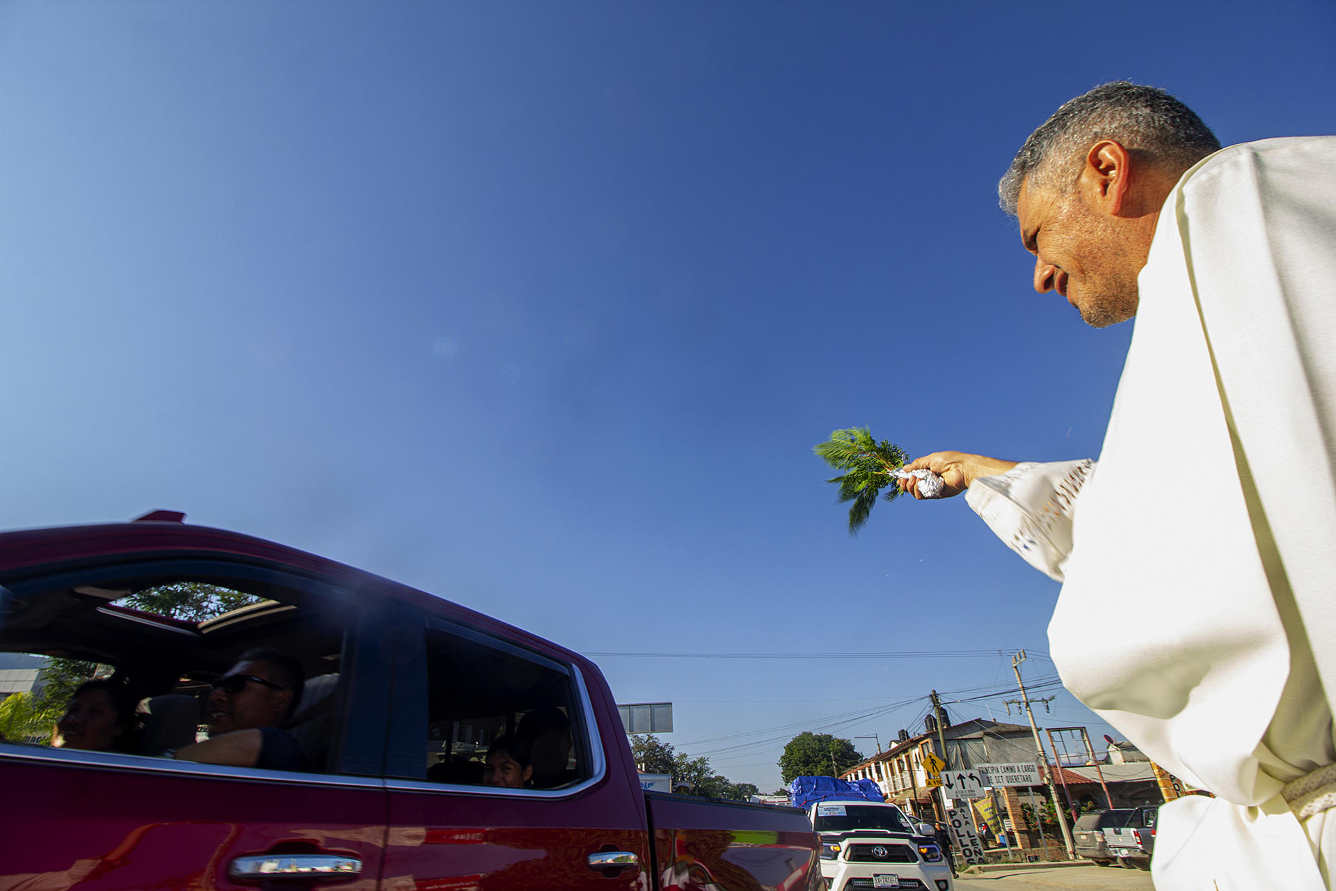 Un sacerdote bendice a la 'caravana migrante', el 19 de diciembre de 2023, a su llegada al municipio de Jalpan de Serra (México). EFE/ Sergio Adrián Ángeles
