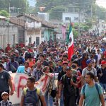 Migrantes avanzan este miércoles en caravana hacia EEUU, en el municipio de Escuintla, en Chiapas (México). EFE/Juan Manuel Blanco