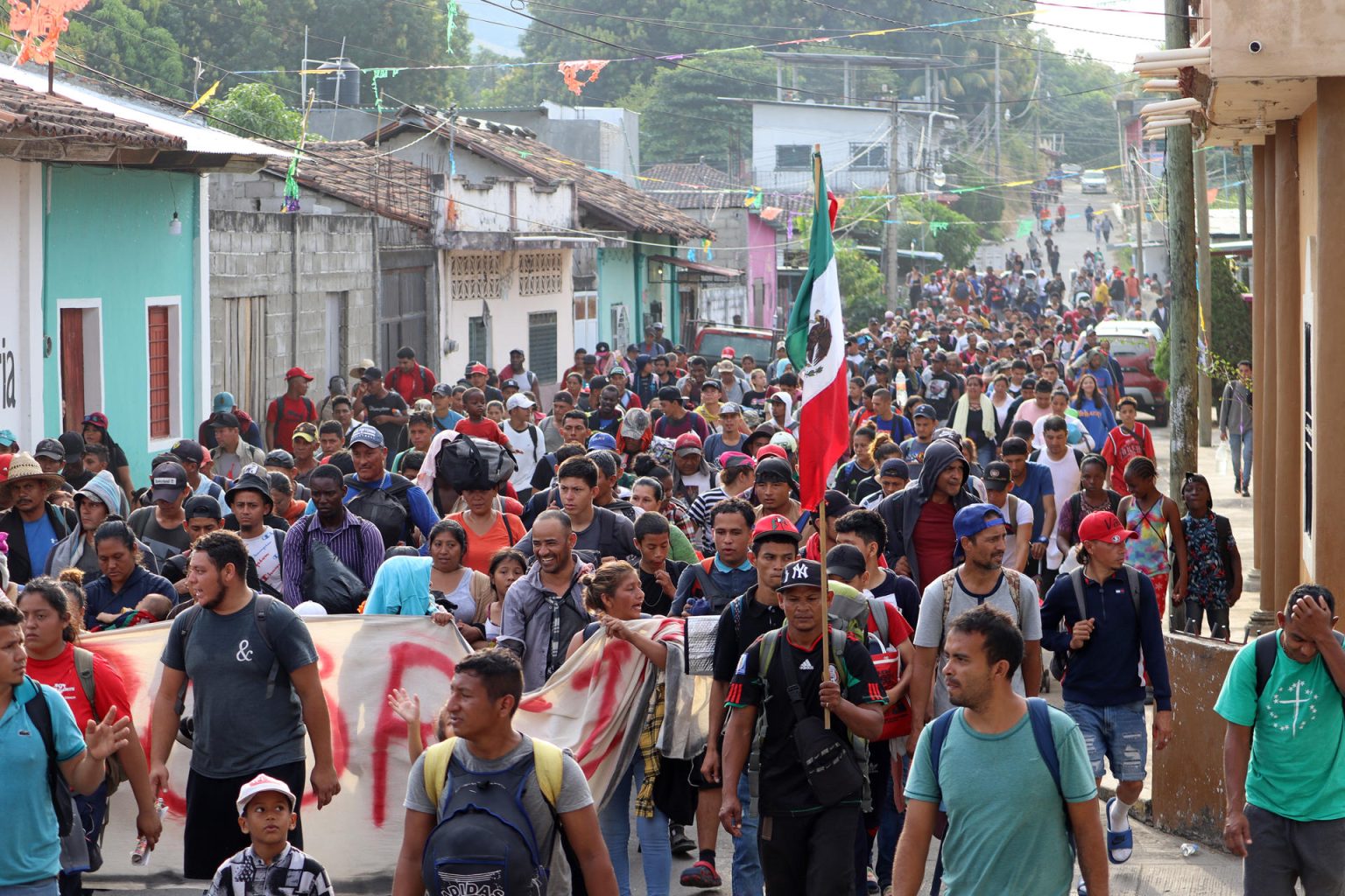 Migrantes avanzan este miércoles en caravana hacia EEUU, en el municipio de Escuintla, en Chiapas (México). EFE/Juan Manuel Blanco