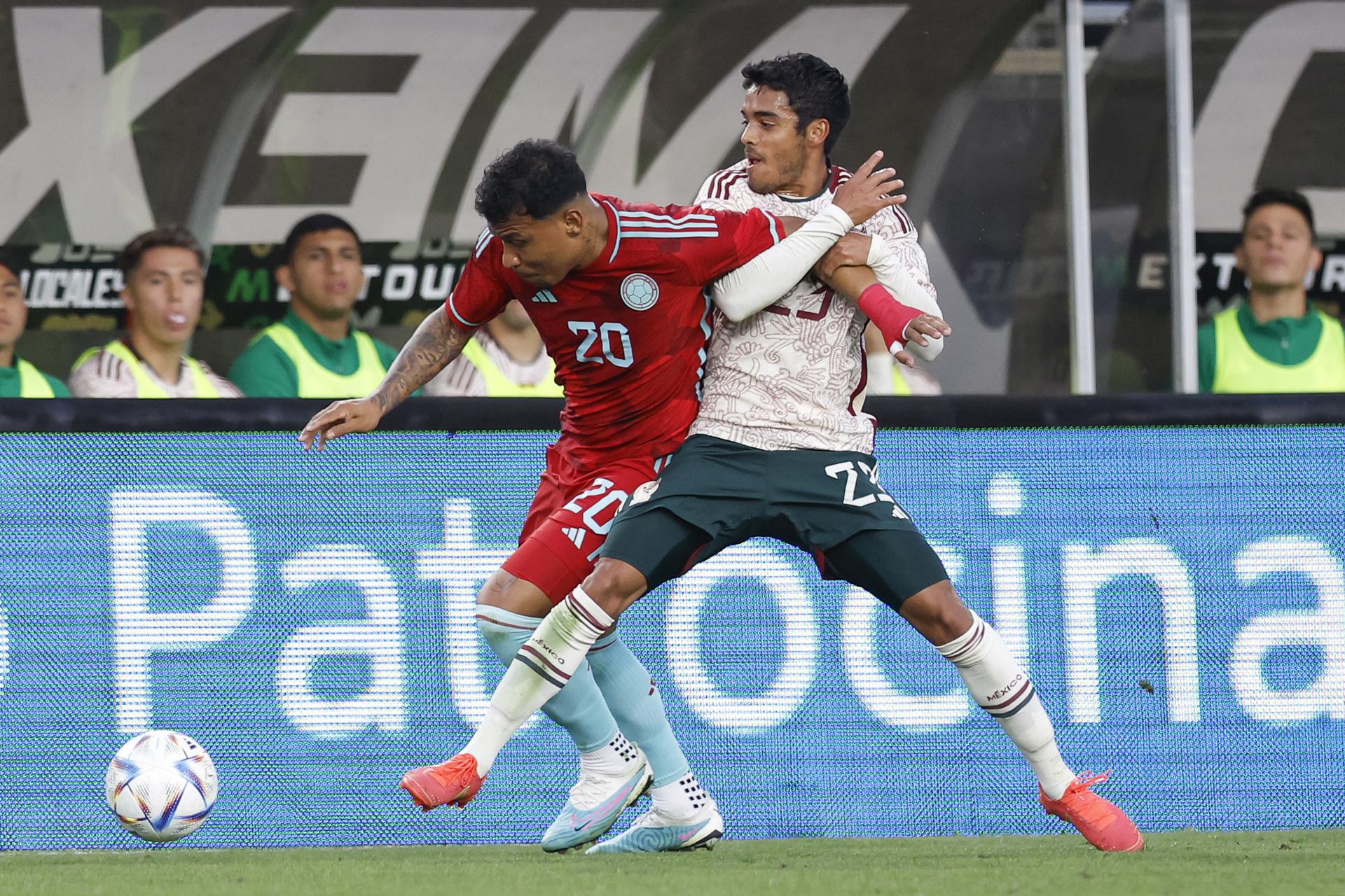 Roger Martínez (i) de Colombia en acción frente a Brian García (d) de México durante un partido amistoso en el Memorial Coliseum, en Los Ángeles, California (EE.UU.), este 16 de diciembre de 2023. EFE/EPA/Caroline Brehman
