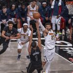 Jamal Murray (c-d), base canadiense de los Nuggets de Denver, fue registrado este viernes, 22 de diciembre, al bloquarle un disparo a Mikal Bridges (c), de los Nets de Brooklyn, durante un partido de la NBA, en el pabellón deportivo multiusos Barclays Center, en Brooklyn (Nueva York. EE.UU.). EFE/Ángel Colmenares