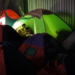 Una migrante descansa en una tienda de campaña en el albergue Juventud 2000, el 16 de diciembre de 2023, en la ciudad de Tijuana en Baja California (México). EFE/ Joebeth Terriquez