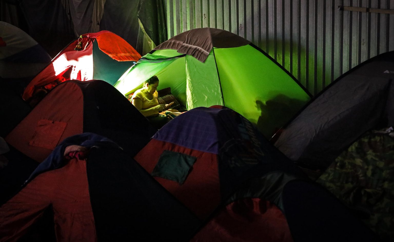 Una migrante descansa en una tienda de campaña en el albergue Juventud 2000, el 16 de diciembre de 2023, en la ciudad de Tijuana en Baja California (México). EFE/ Joebeth Terriquez