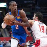 Fotografía de archivo en la que se registró al canadiense Shai Gilgeous-Alexander (i), base de los Thunder de Oklahoma City, quien aportó 34 tantos para guiar la ofensiva de su equipo en el triunfo 129-106 sobre los Timberwolves de Minnesota en la NBA. EFE/Michael Reynolds