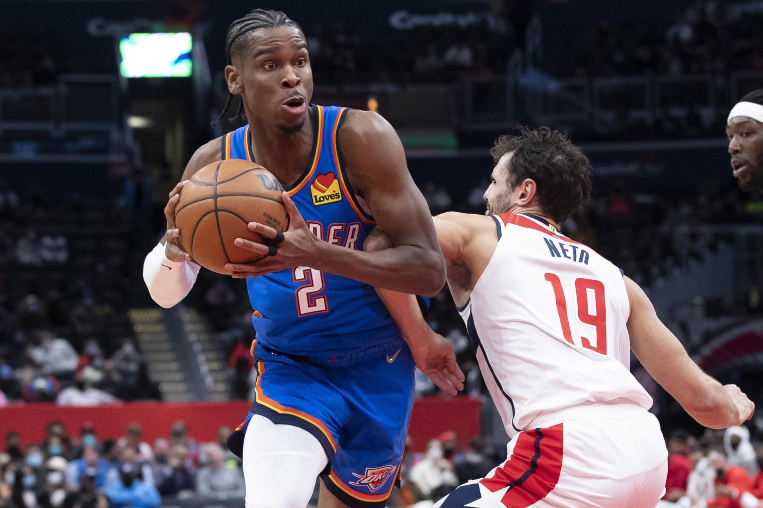 Fotografía de archivo en la que se registró al canadiense Shai Gilgeous-Alexander (i), base de los Thunder de Oklahoma City, quien aportó 34 tantos para guiar la ofensiva de su equipo en el triunfo 129-106 sobre los Timberwolves de Minnesota en la NBA. EFE/Michael Reynolds