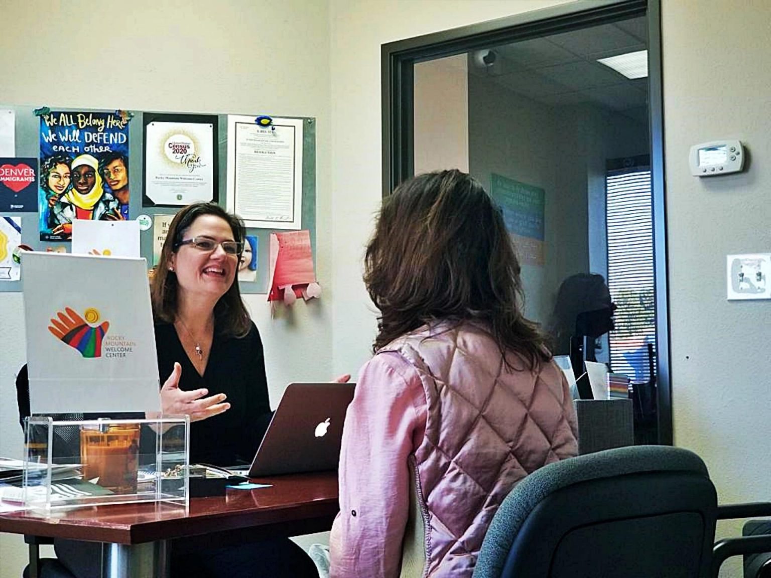 Fotografía cedida por el Centro de Acogida Rocky Mountain donde aparece su directora ejecutiva, Diana Higuera (i), mientras entrevista a una inmigrante en su oficina en Denver, Colorado (EE.UU.). EFE/ Centro de Acogida Rocky Mountain SÓLO USO EDITORIAL/SÓLO DISPONIBLE PARA ILUSTRAR LA NOTICIA QUE ACOMPAÑA (CRÉDITO OBLIGATORIO) MEJOR CALIDAD DISPONIBLE