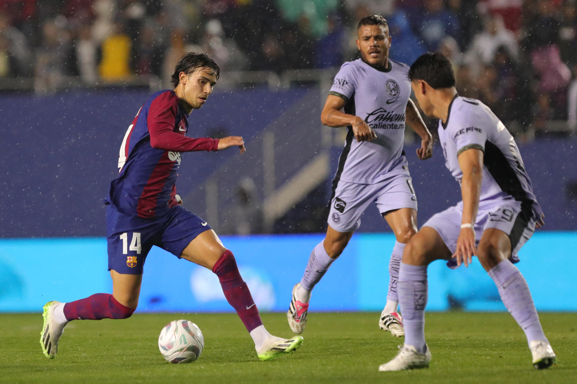 AME5708. DALLAS (ESTADOS UNIDOS), 21/12/2023.- João Félix (i) de Barcelona controla un balón hoy, en un partido amistoso internacional entre Barcelona y América en el estadio Cotton Bowl en Dallas (EE.UU.). EFE/ Carlos Ramírez
