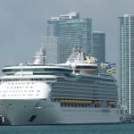 Fotografía del crucero Mariner of the Seas de la compañía Royal Caribbean atracado en la Bahía de Miami, Florida (EE. UU). Imagen de archivo. EFE/Giorgio Viera