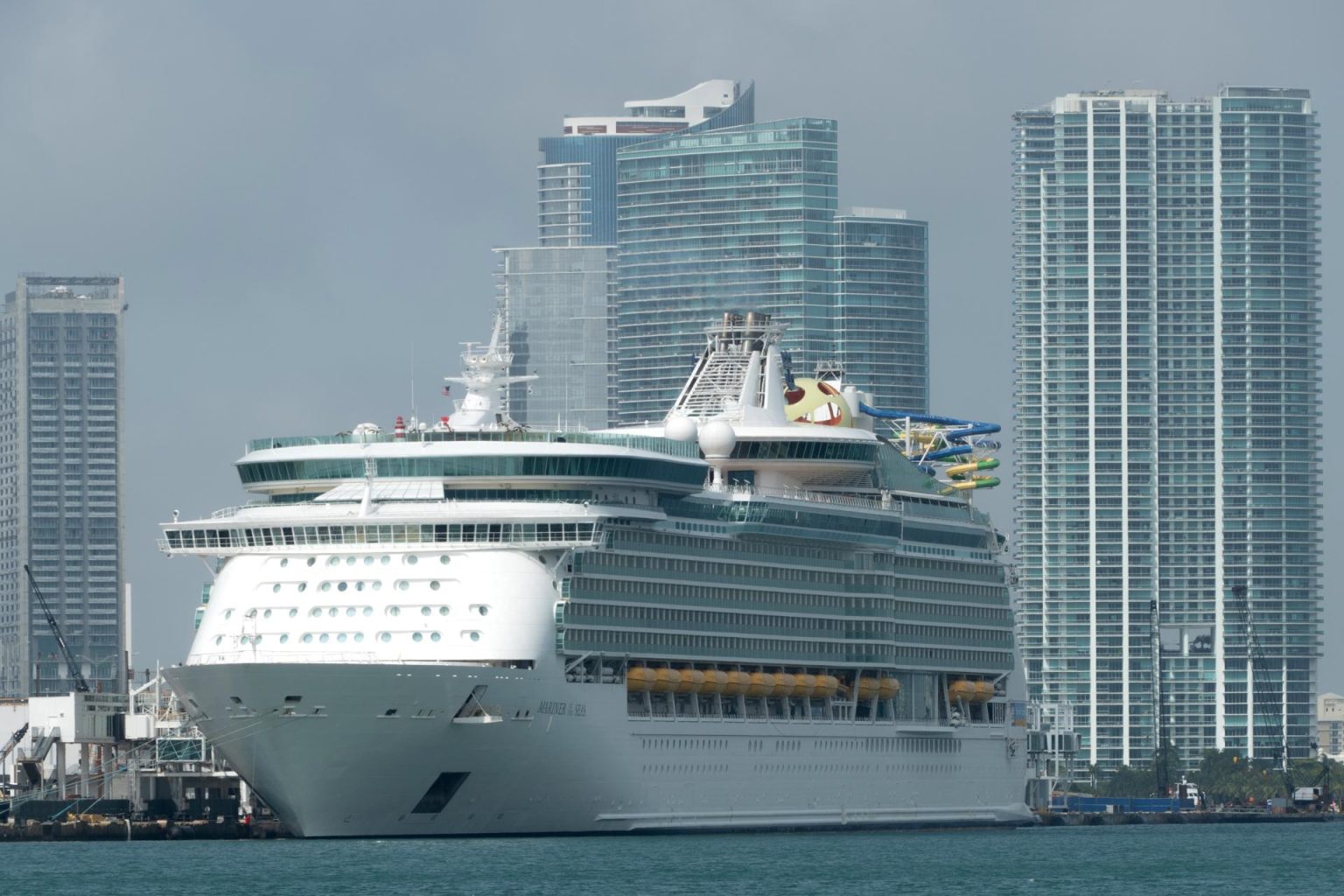 Fotografía del crucero Mariner of the Seas de la compañía Royal Caribbean atracado en la Bahía de Miami, Florida (EE. UU). Imagen de archivo. EFE/Giorgio Viera