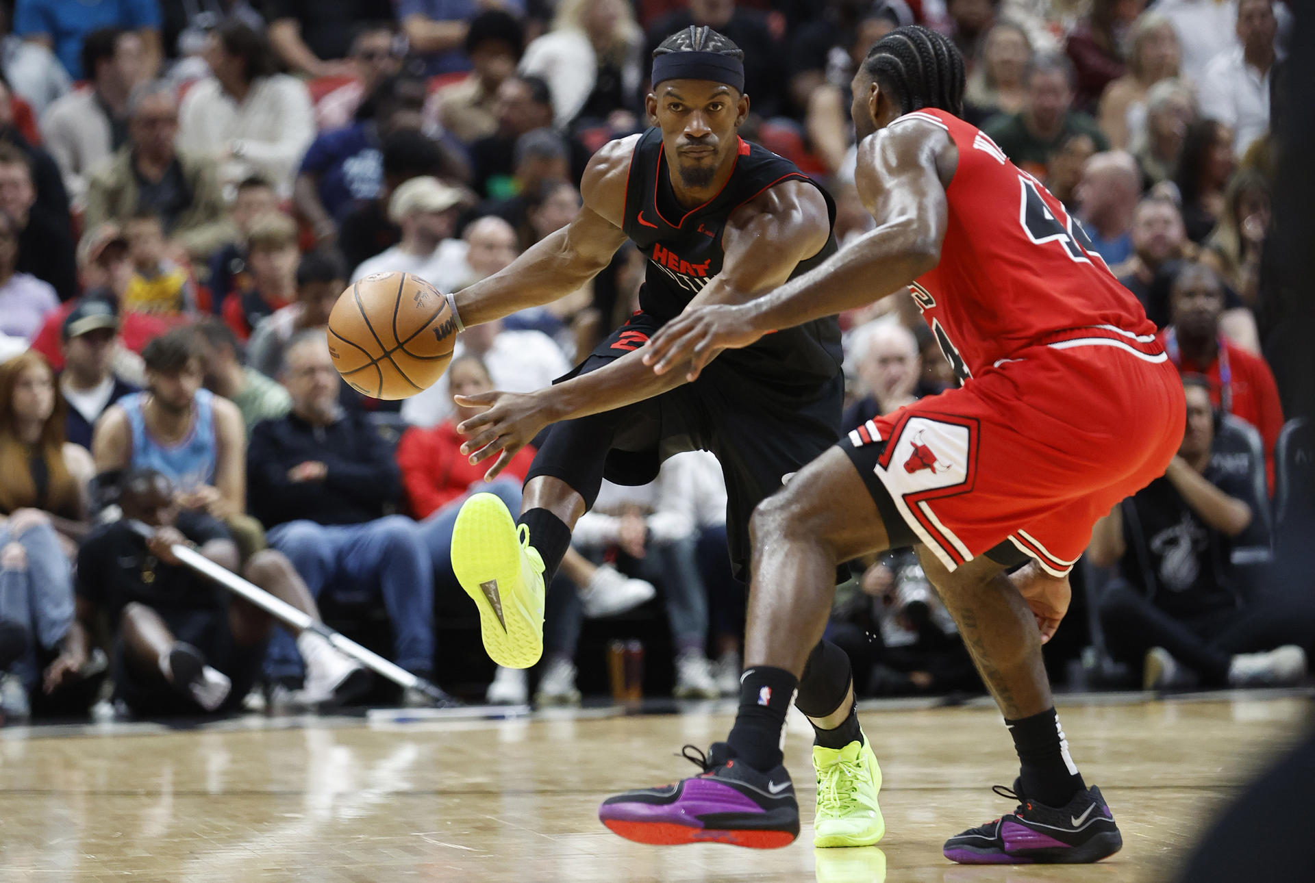 El delantero del Miami Heat Jimmy Butler (i) controla el balón alrededor del delantero de los Chicago Bulls, Patrick Williams (d), durante la segunda mitad del partido de baloncesto de la NBA entre el Miami Heat y los Chicago Bulls en el Kaseya Center de Miami, Florida (EE.UU.). EFE/Rhona Wise
