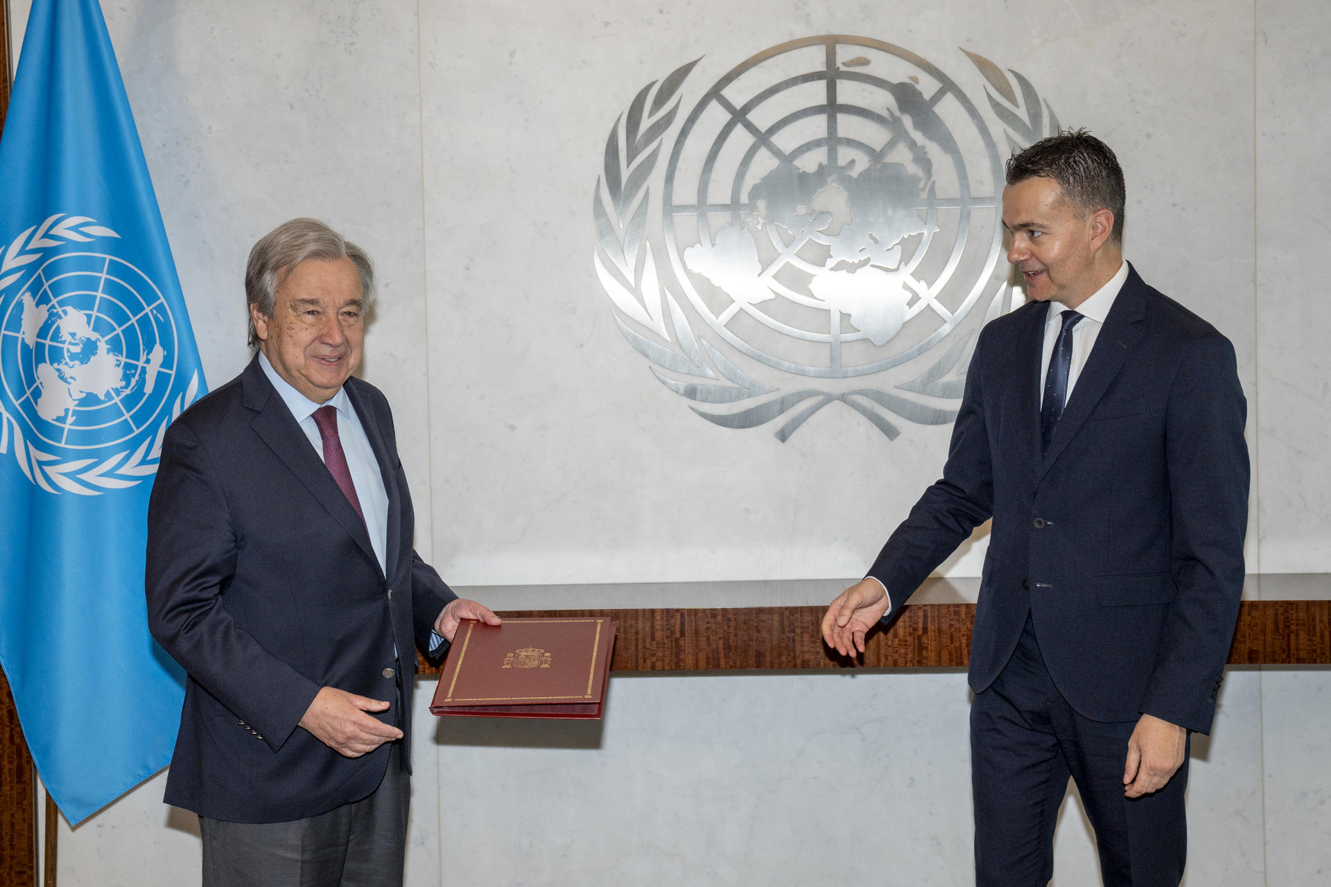 El secretario general de la ONU, António Guterres (i), recibe las cartas credenciales del nuevo embajador, representante permanente de España ante Naciones Unidas, Héctor Gómez, en la sede del organismo hoy, en Nueva York (EE.UU.). EFE/ Ángel Colmenares
