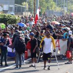 Migrantes caminan en caravana este martes, para poder llegar a la frontera norte, en el municipio de Huixtla en Chiapas (México). EFE/Juan Manuel Blanco