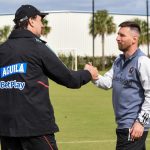 Fotografía cedida por la Federación Colombiana de Fútbol que muestra al futbolista argentino Lionel Messi mientras saluda al director técnico de la selección colombiana de fútbol, Néstor Lorenzo, hoy, en Fort Lauderdale, Florida (Estados Unidos). EFE/ Cortesía Federación Colombiana de Fútbol