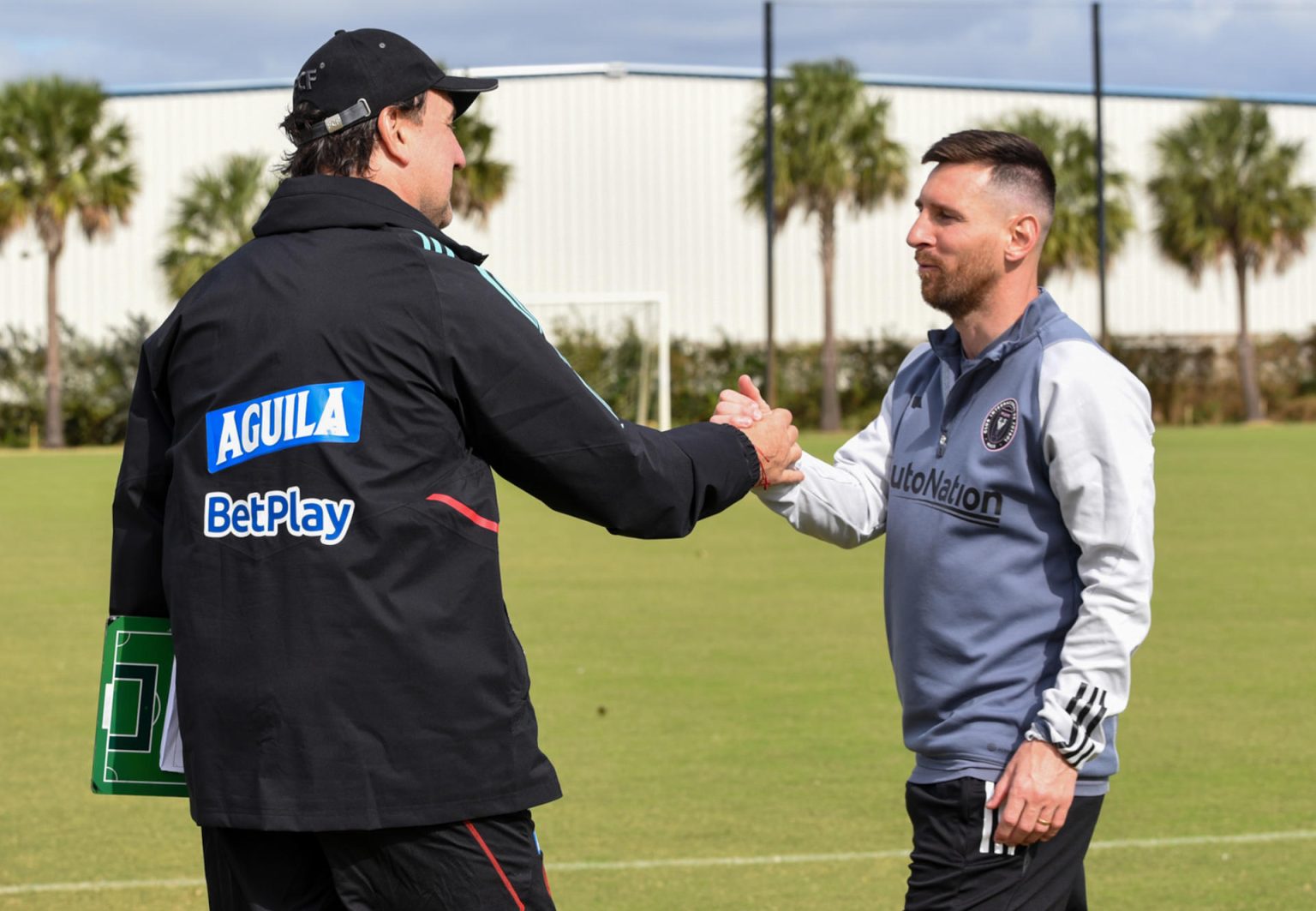 Fotografía cedida por la Federación Colombiana de Fútbol que muestra al futbolista argentino Lionel Messi mientras saluda al director técnico de la selección colombiana de fútbol, Néstor Lorenzo, hoy, en Fort Lauderdale, Florida (Estados Unidos). EFE/ Cortesía Federación Colombiana de Fútbol