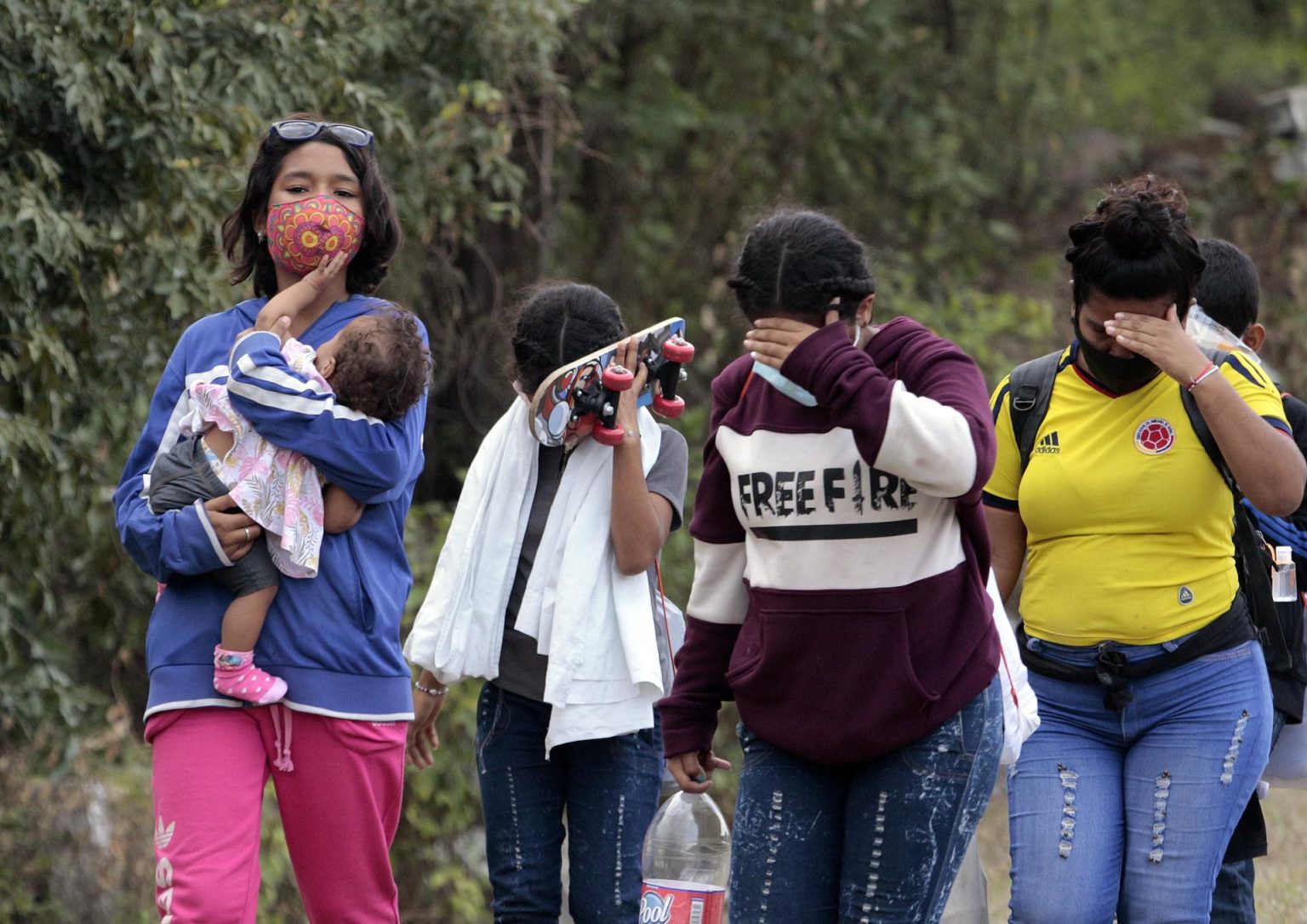 Ciudadanos venezolanos caminan por una autopista cercana a Cúcuta (Colombia). Imagen de archivo. EFE/ Mario Caicedo