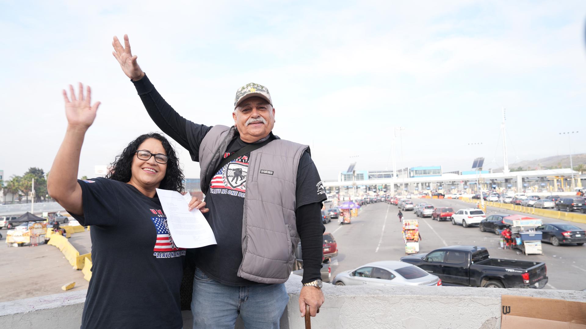 Héctor López Guillén, veterano del Ejército estadounidense, acompañado de su esposa, María Guadalupe Sibrián (i), saluda al ingresar al punto de control migratorio hoy, en San Ysidro, California (Estados Unidos). EFE/ Manuel Ocaño
