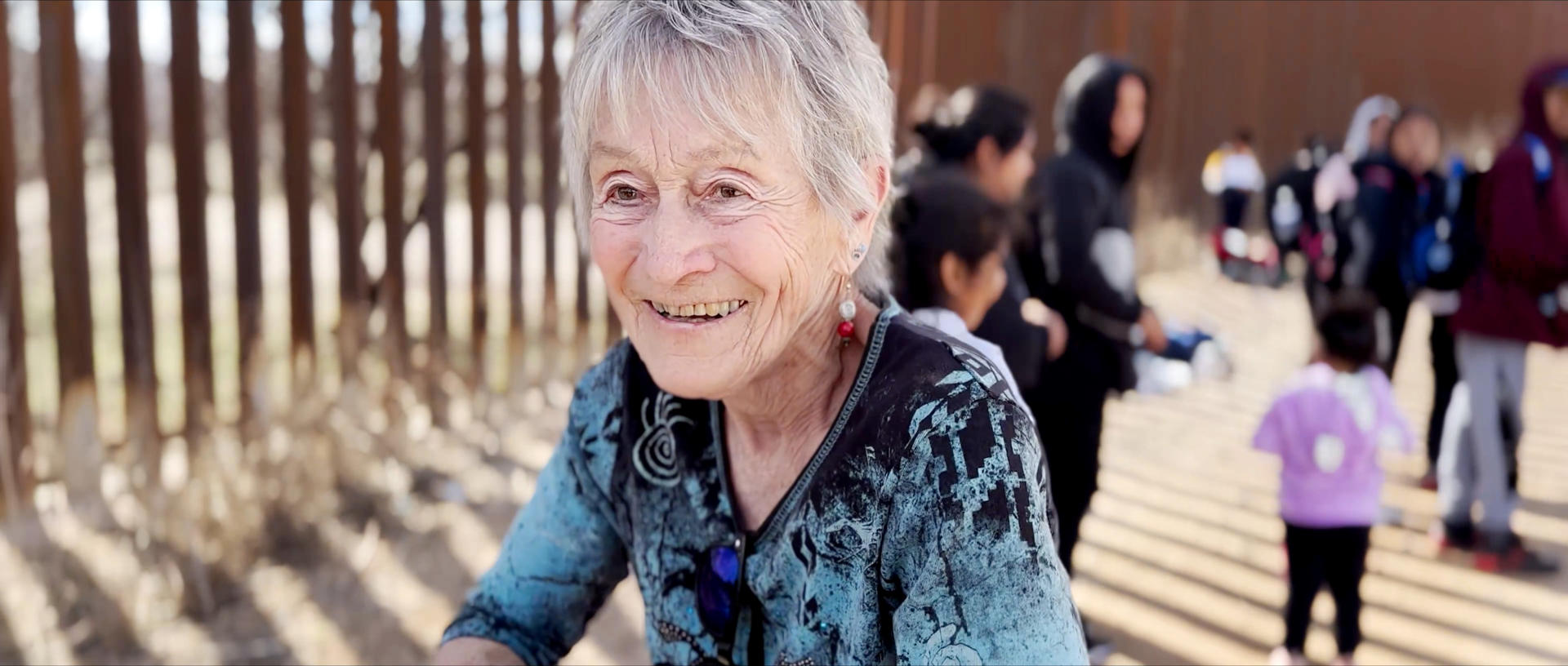 Fotograma cedido por Love Project Films donde aparece la budista judía, de 82 años, Shura Wallin, cofundadora del grupo humanitario Samaritanos de Green Valley, ayudando a los migrantes que cruzan la frontera de Arizona, durante una escena del documental 'Shura' que se estrenará oficialmente en marzo 2024 durante el festival The American Documentary and Animation Film en Palm Springs, California (EE.UU). EFE/Love Project Films /SOLO USO EDITORIAL /NO VENTAS /SOLO DISPONIBLE PARA ILUSTRAR LA NOTICIA QUE ACOMPAÑA /CRÉDITO OBLIGATORIO
