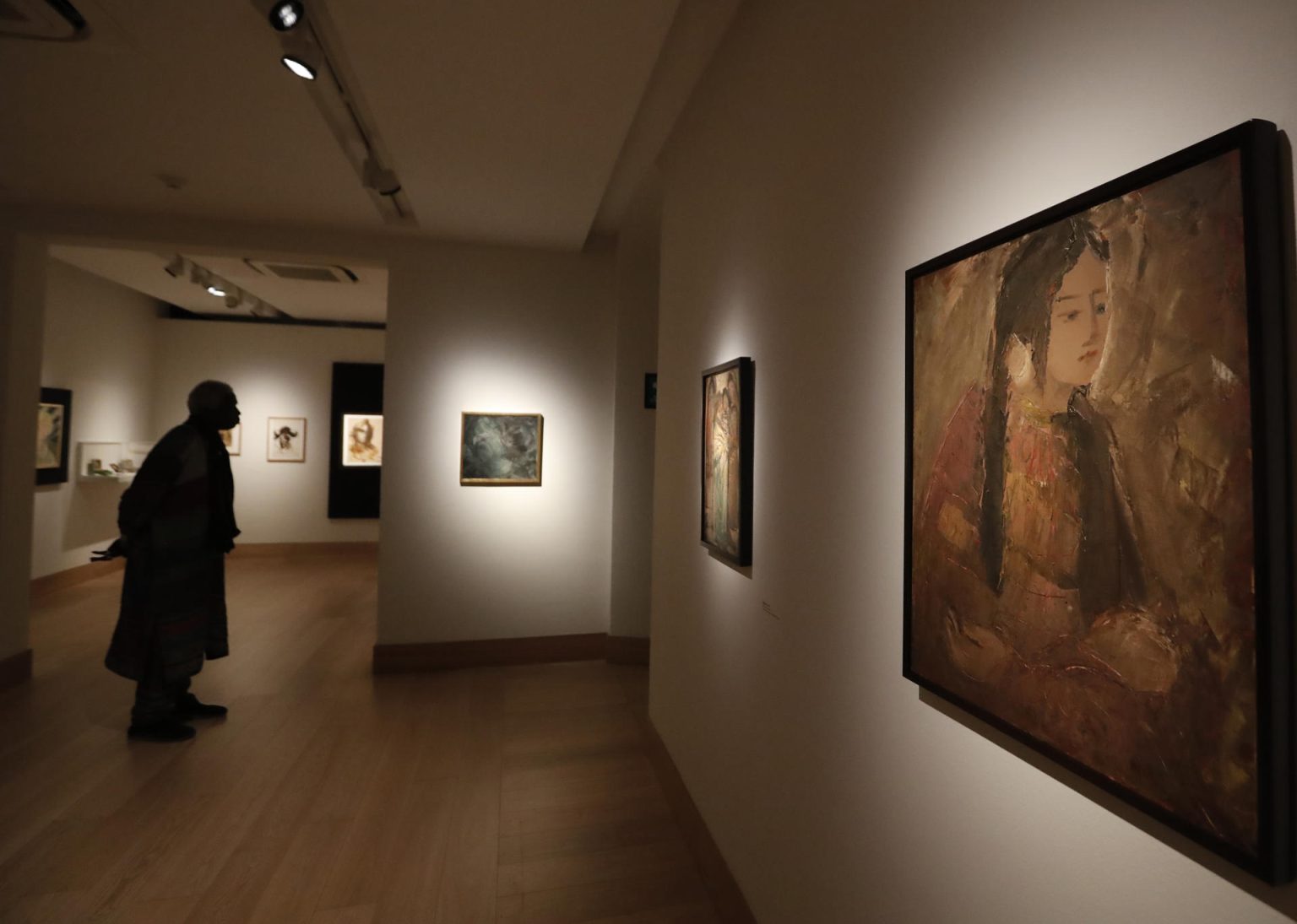 Una persona recorre la exposición con obras de la pintora hispano mexicana Elvira Gascón, hoy en el Museo Kaluz en la Ciudad de México (México). EFE/Mario Guzmán