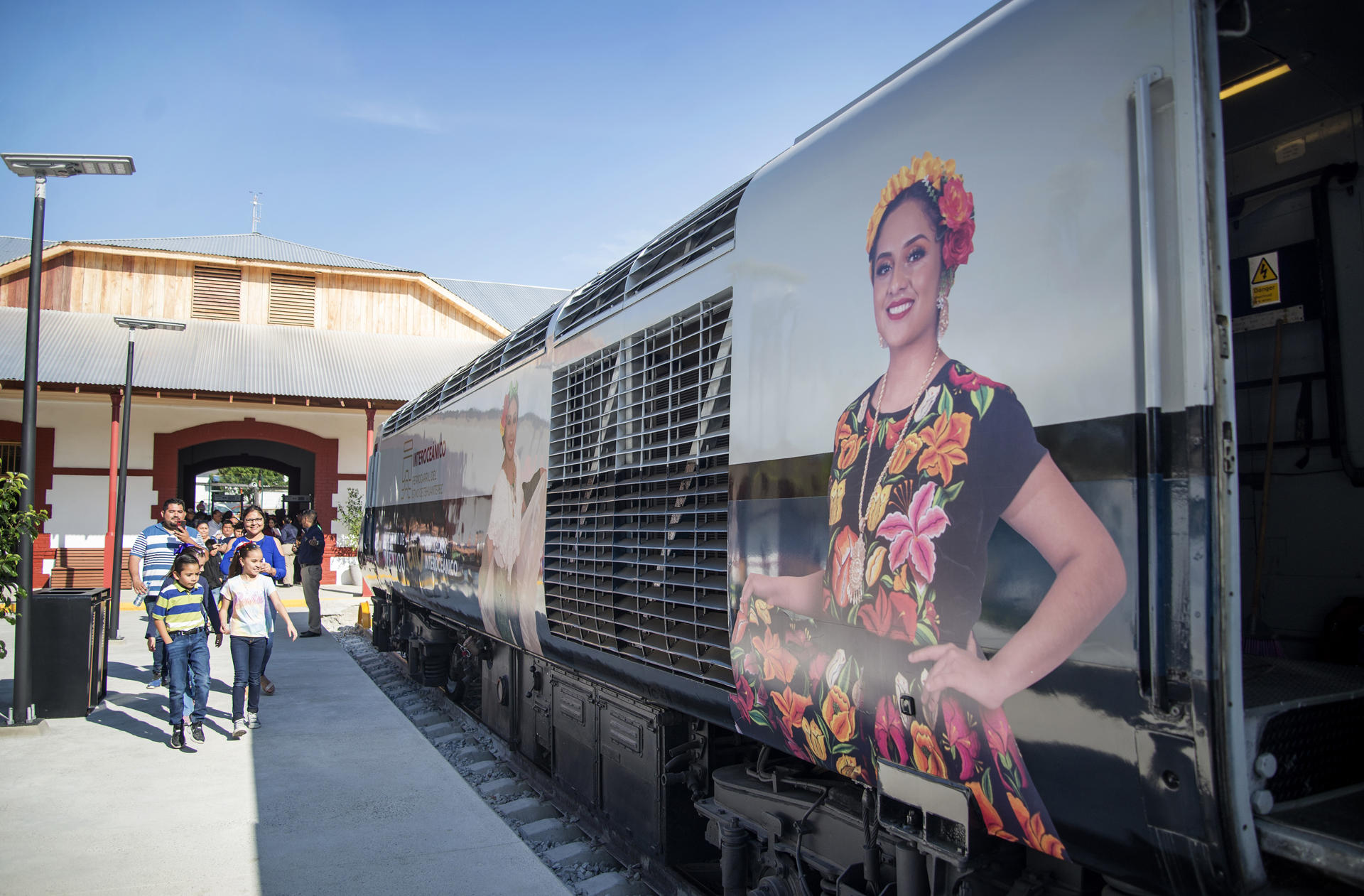 Pasajeros llegan para el recorrido inaugural del tren de pasajeros del Corredor Interoceánico del Istmo de Tehuantepec hoy, en el municipio de Salina Cruz (México). EFE/Luis Villalobos
